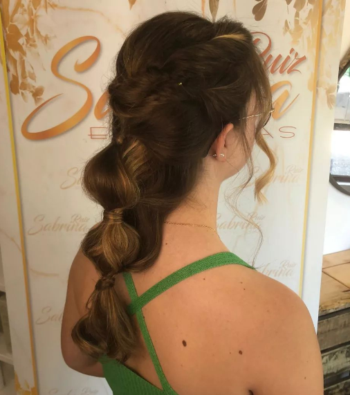 2022-08-22 18_09_59-Sabrina Ruiz Estilistas on Instagram_ “Bodas 2022💍👩‍❤️‍💋‍👨 Trenzas y coletas