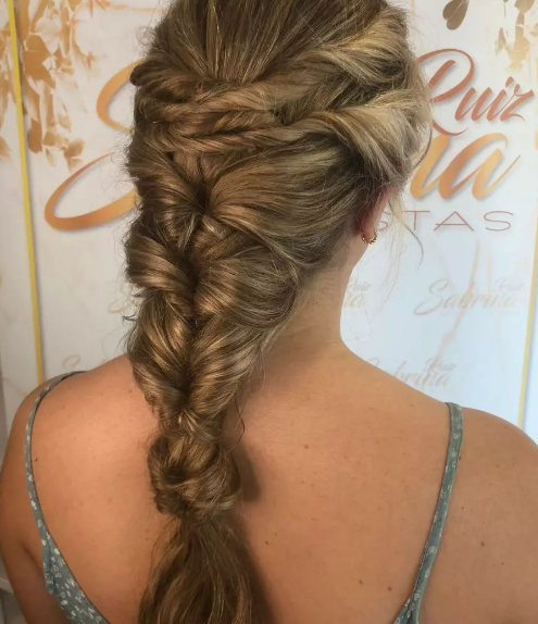 2022-08-22 18_11_07-Sabrina Ruiz Estilistas on Instagram_ “Bodas 2022💍👩‍❤️‍💋‍👨 Trenzas y coletas