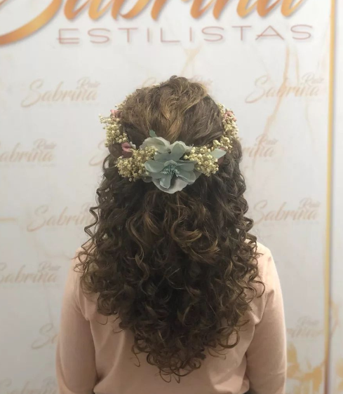 2022-08-22 18_15_22-Sabrina Ruiz Estilistas on Instagram_ “Pequeñas princesas 🎠en su gran día!! Esp